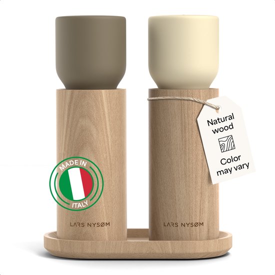 Lars Nysøm peper- en zoutmolens in natuurlijk beukenhout, met taupe en almond beige bovenkanten. Gemaakt in Italië.