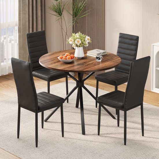 Een ronde, walnoothouten tafel met vier zwarte, gestreepte PU-lederen stoelen in een woonkamer opstelling.
