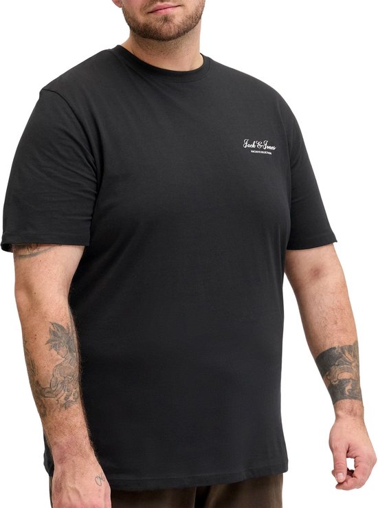 Man met tatoeages, draagt een donkergrijs Jack & Jones t-shirt met witte
Jack & Jones Archive Selection opdruk.