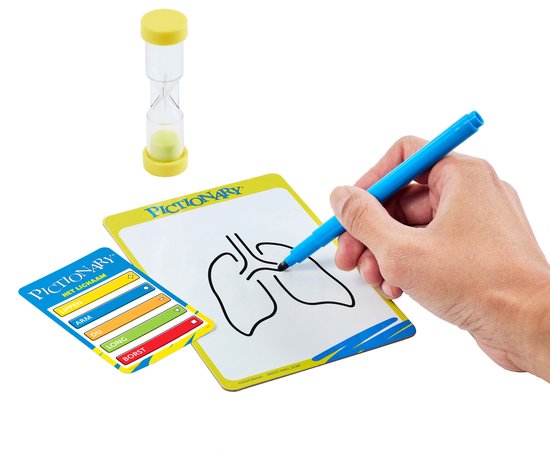 Pictionary spel, iemand tekent longen op een bord. Zandloper en kaarten.