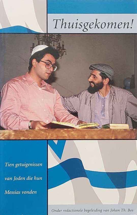 Twee mannen, één met bril en roze overhemd, de ander met baard en pet, kijken naar een boek. Tekst: Thuisgekomen! Tien getuigenissen van Joden die hun Messias vonden.