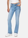 Model draagt een witte tanktop en lichtblauwe flared jeans, staand.