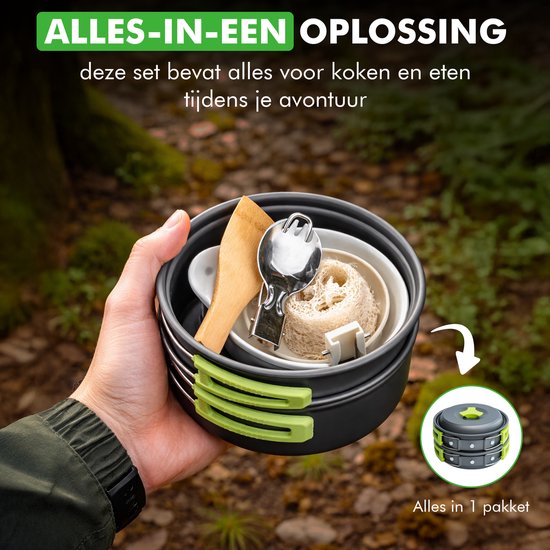 Hand met een opgevouwen kampeer pannenset met groen handvat en spullen.