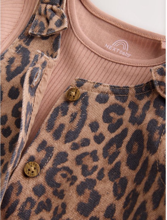 Roze ribgebreide romper met luipaardprint denim overslag en knoopjes aan de voorkant. Stof met regenboogprint in de nek.