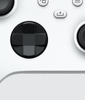 Close-up van de witte Xbox controller met zwarte richtingsknoppen en thumbsticks.