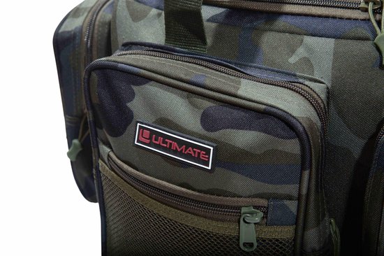 Camouflagemotief tas met voorvakken, gaasvak en het 'ULTIMATE'-logo op een rood label.