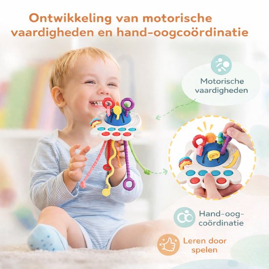 Vrolijk kind speelt met een speelgoed met gekleurde touwtjes en knoppen.