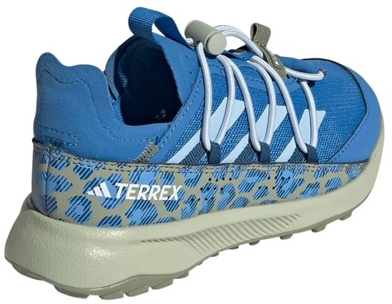 Achterkant van blauwe Adidas Terrex wandelschoenen met dierenprint, witte veters en grijze zool.