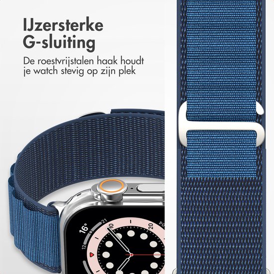 IJzersterke G-sluiting. Roestvrijstalen haak houdt je watch stevig op zijn plek. Zilverkleurige Apple Watch met donkerblauw, geweven nylon bandje.