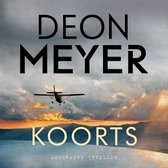 Boekomslag van 'Koorts' door Deon Meyer. Een klein vliegtuigje vliegt onder een dramatische, bewolkte hemel door bij zonsondergang.