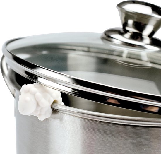 Een witte siliconen deksel lifter in de vorm van een schaap, bevestigd aan de rand van een metalen pan.