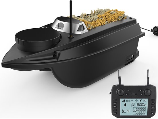 Zwarte voerboot met een volle bak aas, antenne en afstandsbediening met display, op witte achtergrond.