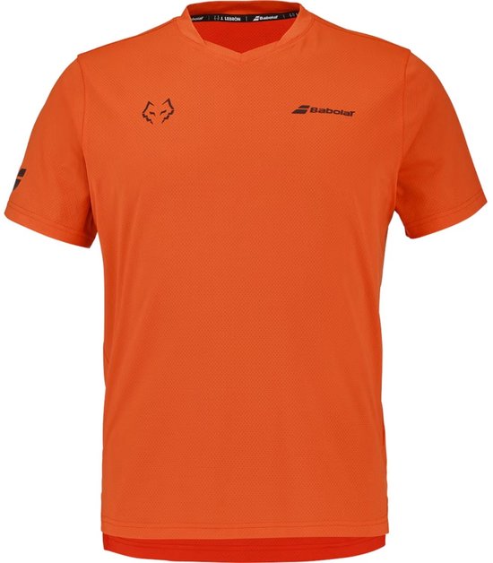 Oranje sportshirt met v-hals, donkergrijze Babolat-tekst en donkergrijs wolflogo op de borst.