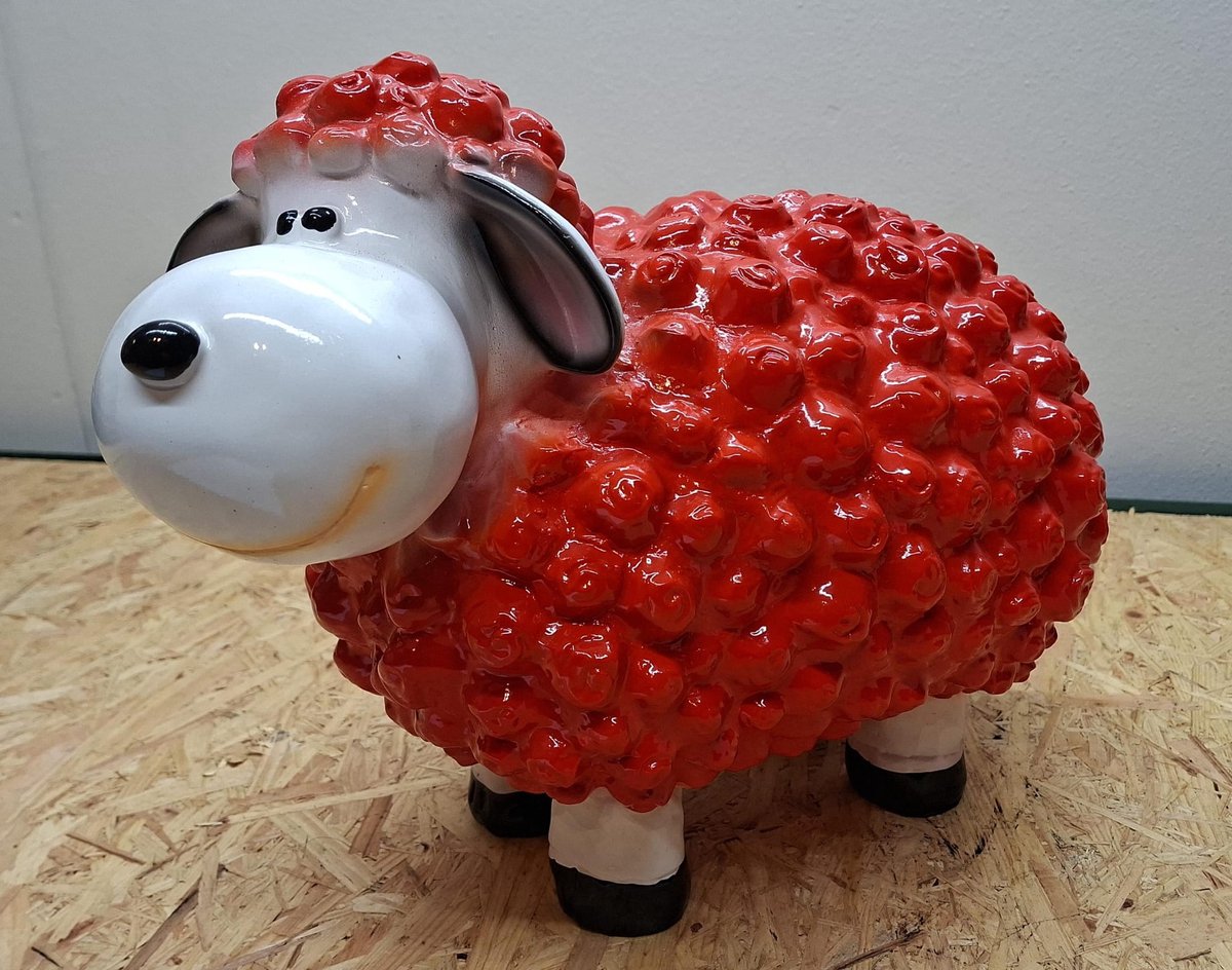 Bolschaap beeld Rood - Lengte 41cm - kleur Rood - Decoratie - polyresin bol schaap - polystone sheep tuinbeeld - hoogte 30cm