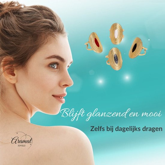 Model met bruin haar draagt een gouden ring met een ovaal emaille inzetstuk. Vier ringen met rode, witte, zwarte en blauwe inzetstukken.