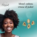 Model met donker haar draagt een gouden ring met een ovaal emaille inzetstuk. Vier ringen met rode, witte, zwarte en blauwe inzetstukken.