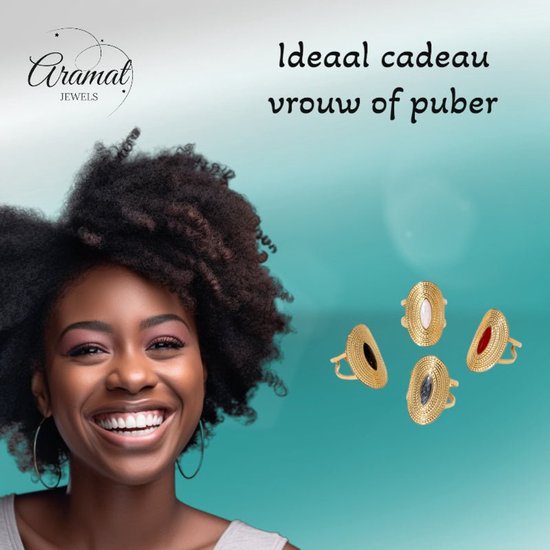 Model met donker haar draagt een gouden ring met een ovaal emaille inzetstuk. Vier ringen met rode, witte, zwarte en blauwe inzetstukken.