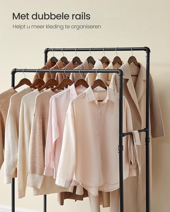 Een close-up van een zwart kledingrek met dubbele stangen, gevuld met neutrale kleding.