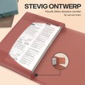 Een bruine map met elastiek, open met een boek erin. Op de kaft staat 'steed Ontwerp'.