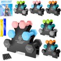 Haltersets in verschillende kleuren op zwarte rekken, inclusief fitnessbanden en workout boekje.