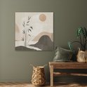 Un mur vert avec un panneau acoustique représentant un paysage abstrait beige, gris et marron, au-dessus d'un banc en bois avec des paniers et des plantes.