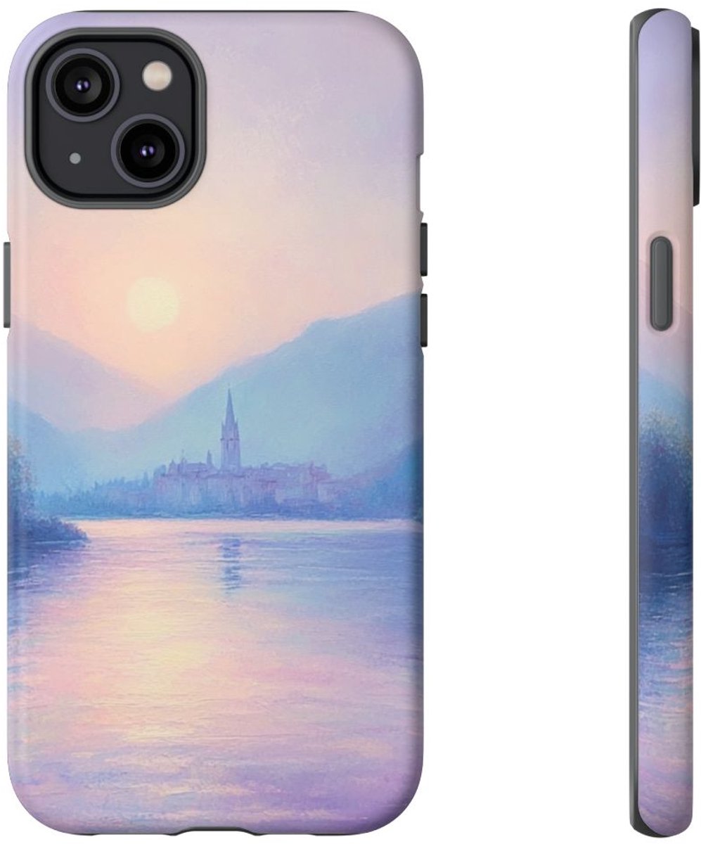 Zonsondergang Boven Mistig Meer en Dorp – Telefoonhoesje Geschikt voor iPhone 14 Plus