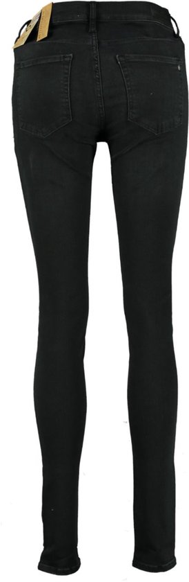 Achterkant van zwarte jeans met twee zakken en label aan de tailleband.