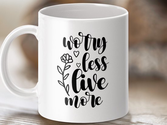 mok cadeau, worry less, live more, inspiratie mok, bloemen mok, hartjes mok, positieve vibes, motiverende gift, zwarte tekst, dagelijkse mok, koffiemok, thee mok, unieke mok