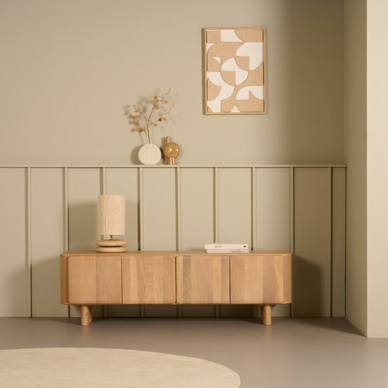 Tv-meubel van naturel eikenhout met vier deuren, in een woonkamer.