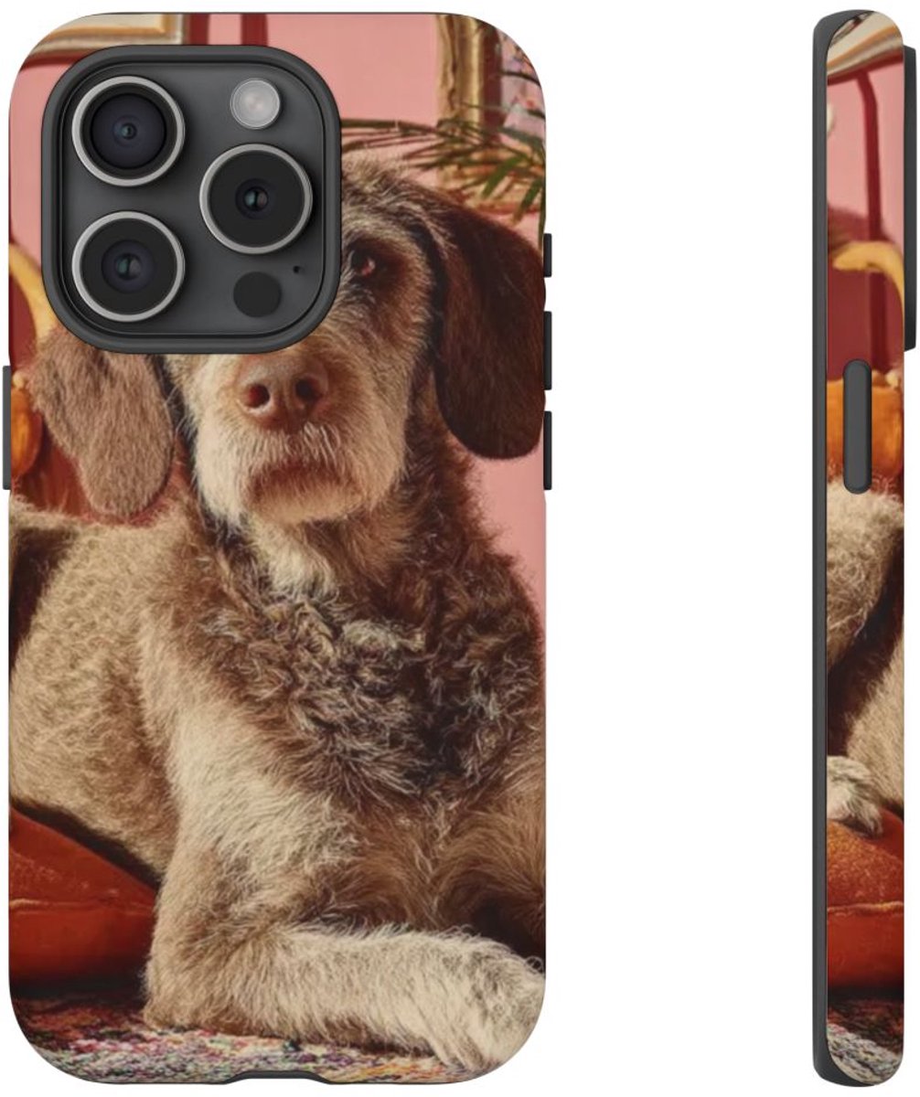 Bruine Hond Ontspant Binnen – Telefoonhoesje Geschikt voor iPhone 15 Pro