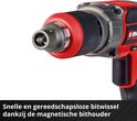 Close-up van de rode en zwarte Einhell schroevendraaier met magnetische bithouder.