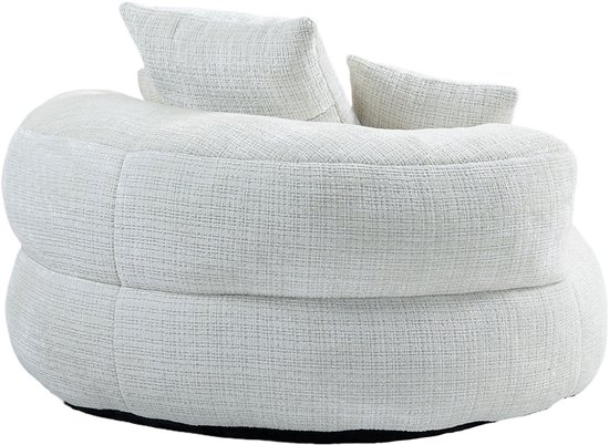 Witte fauteuil met grove textuur en een rond, gedrongen ontwerp.