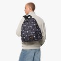 Zwarte Eastpak rugzak met Pokémon print, gedragen door een man.