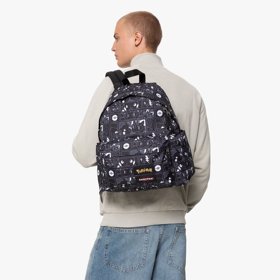 Zwarte Eastpak rugzak met Pokémon print, gedragen door een man.