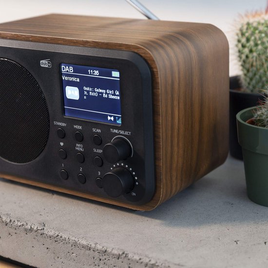 DAB radio met houtlook, zwart display en knoppen.