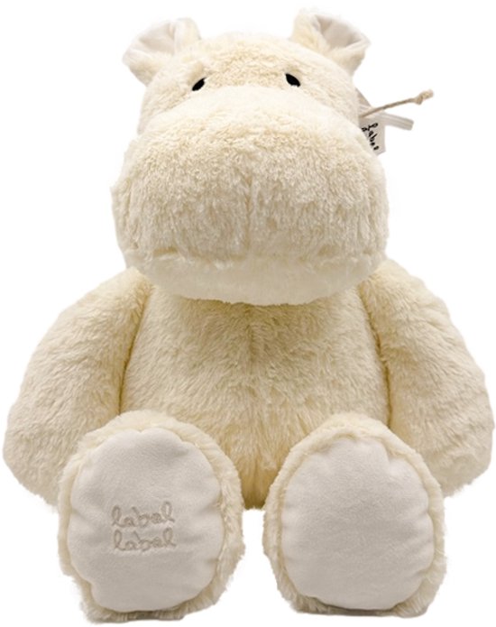 Een zachte, crèmekleurige nijlpaardknuffel met 'label label' geborduurd op de poten.