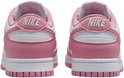 Achterkant van roze en witte Nike Dunk Low sneakers met 'NIKE' opschrift.