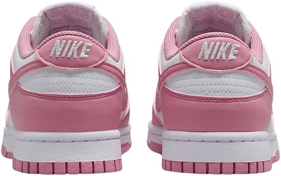 Achterkant van roze en witte Nike Dunk Low sneakers met 'NIKE' opschrift.