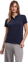 Model draagt donkerblauw Falke poloshirt met wijde grijze broek.
