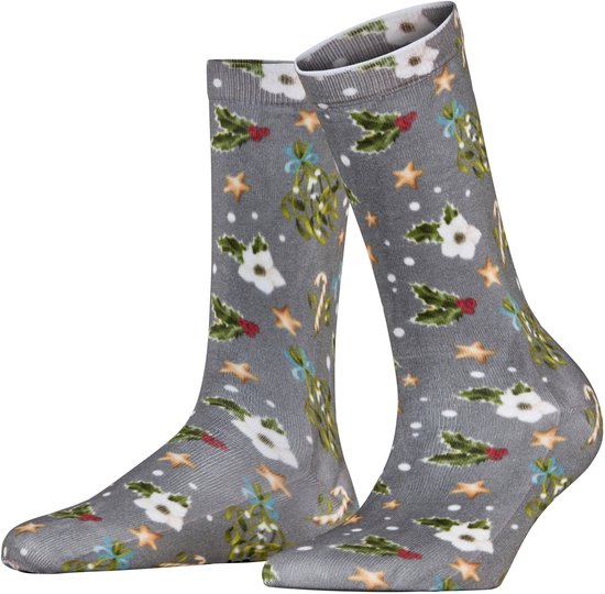 Twee grijze sokken met kerstprint: hulst, maretak, sterren, suikerstokken en bloemen.