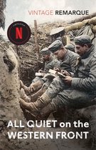 Drie soldaten schrijven in een loopgraaf met "VINTAGE REMARQUE" en "ALL QUIET on the WESTERN FRONT" op de poster.