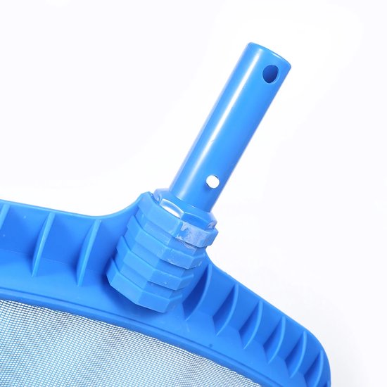 Detail van het handvat en de bevestiging van een blauwe zwembadschep.