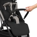 Hand die de afneembare beugel van een grijze en zwarte buggy vastpakt. Grijze 5-puntsgordel zichtbaar.