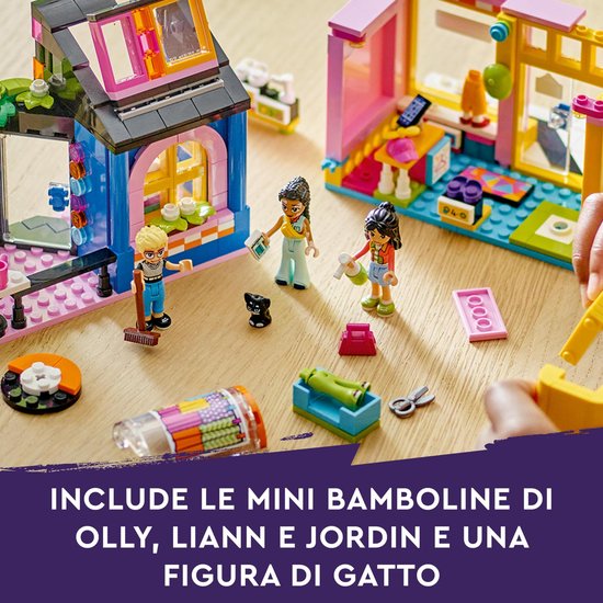 Magasin de vêtements LEGO Friends avec figurines et accessoires.