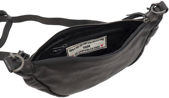 Open zwarte leren crossbodytas toont binnenzijde met een label met tekst: 'Have a nice day with your BEAR BAG TOOB 30 years BEAR bags'.