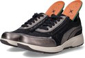 Zwarte en zilverkleurige sneakers met veters, ritssluiting en oranje binnenzolen.