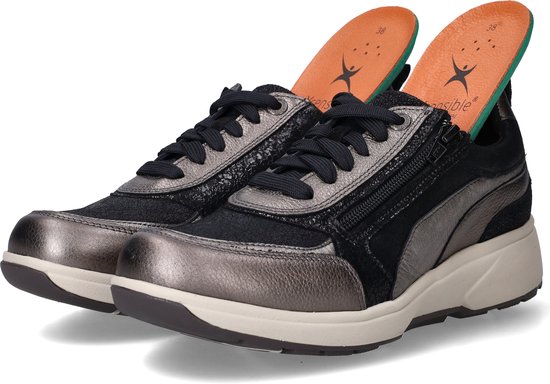 Zwarte en zilverkleurige sneakers met veters, ritssluiting en oranje binnenzolen.