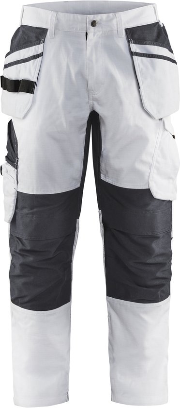 Voorkant van witte Blåkläder werkbroek met donkergrijze kniestukken en zijzakken.