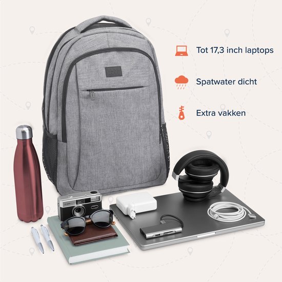 Grijze rugzak met diverse accessoires zoals een fles, camera, laptop en koptelefoon.