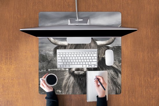 Muismat XXL 80x80 cm - Bureau onderlegger - Bureau mat Schotse hooglander - Portret - Zwart - Wit - Dier - Wild - Natuur - Bureaumat - Gaming mousepad xl - Bureaulegger groot - Computer deskmat